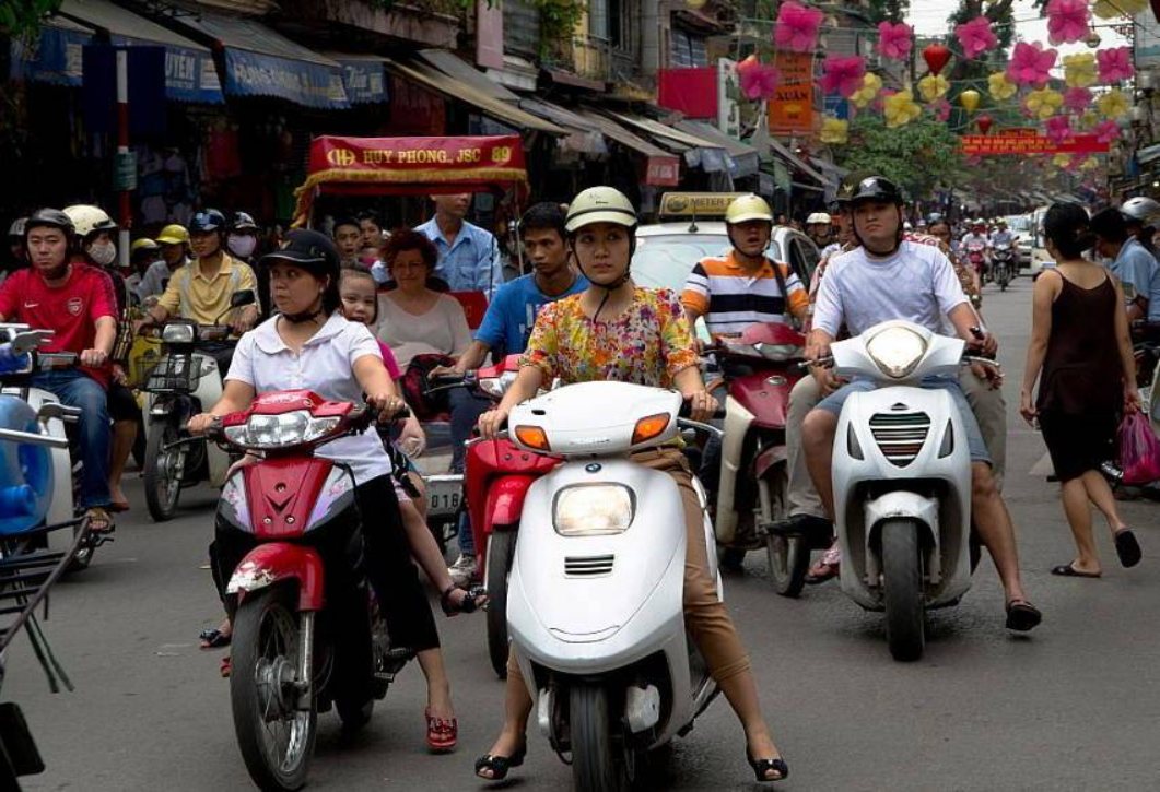 踏足越南,最先映入眼帘的景象莫过于街头涌动的摩托车.