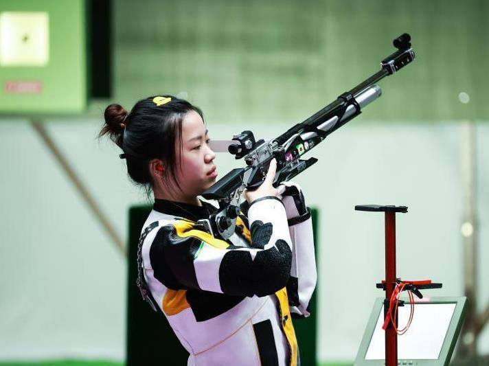 00后杨倩拿下奥运首金,18岁考入清华大学,从小就有颗"大心脏"