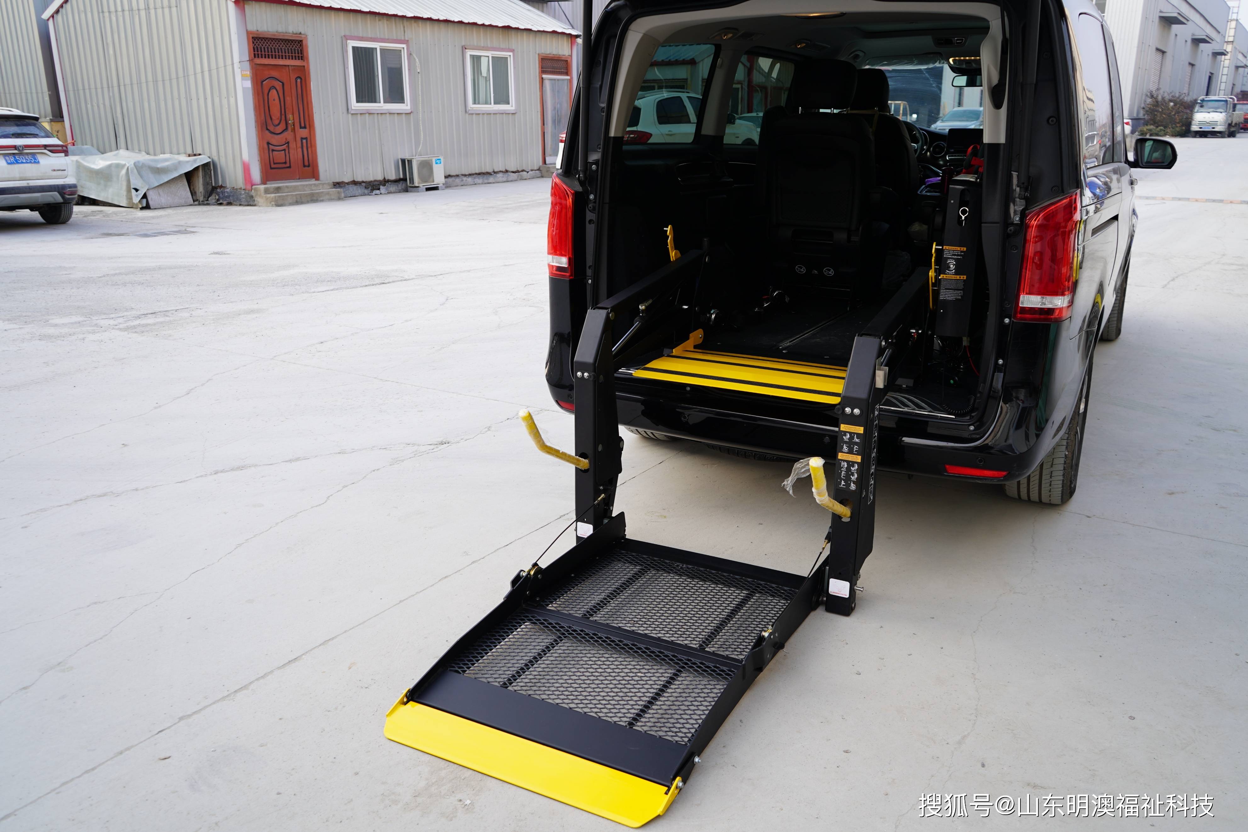 【改装】奔驰v260加装轮椅升降平台
