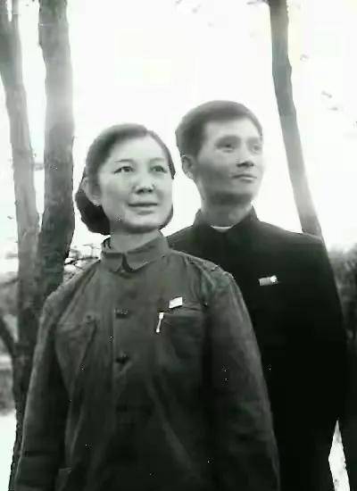 严凤英因唱戏险些被沉塘,为唱戏和少爷离婚,38岁自杀惨遭剖腹_甘律