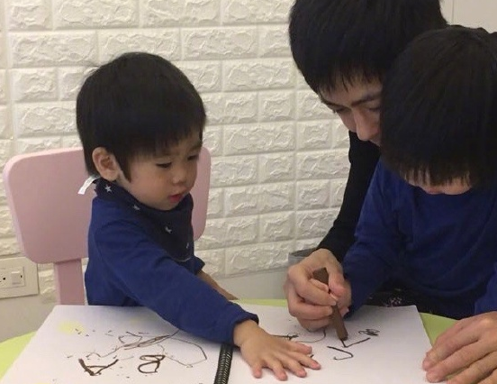 林志颖还是很用心地告诉jenson和kyson学习写字母abc,这是不是属于