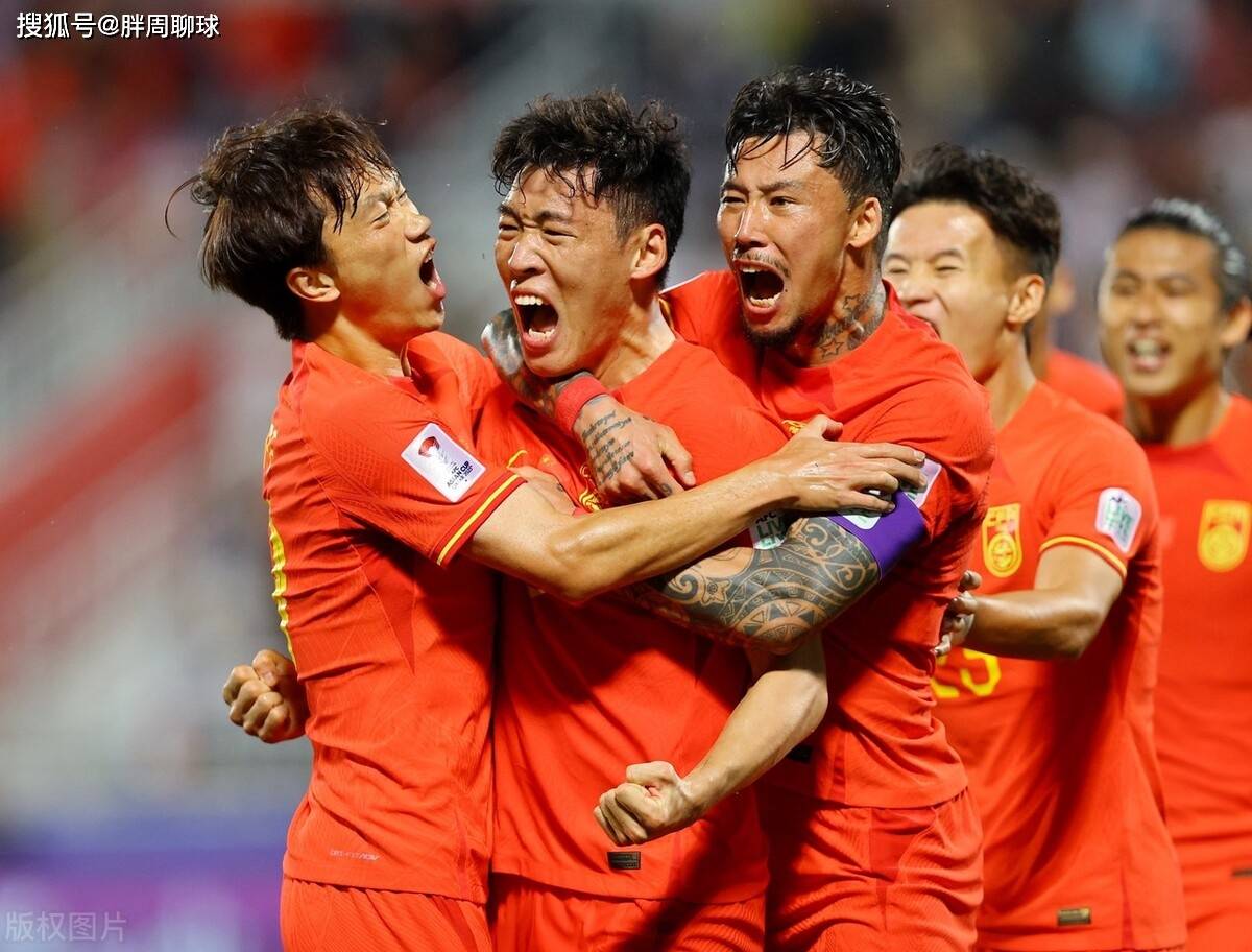 国足亚洲杯小组赛出局，却收两大意外惊喜，球迷狂欢沸腾