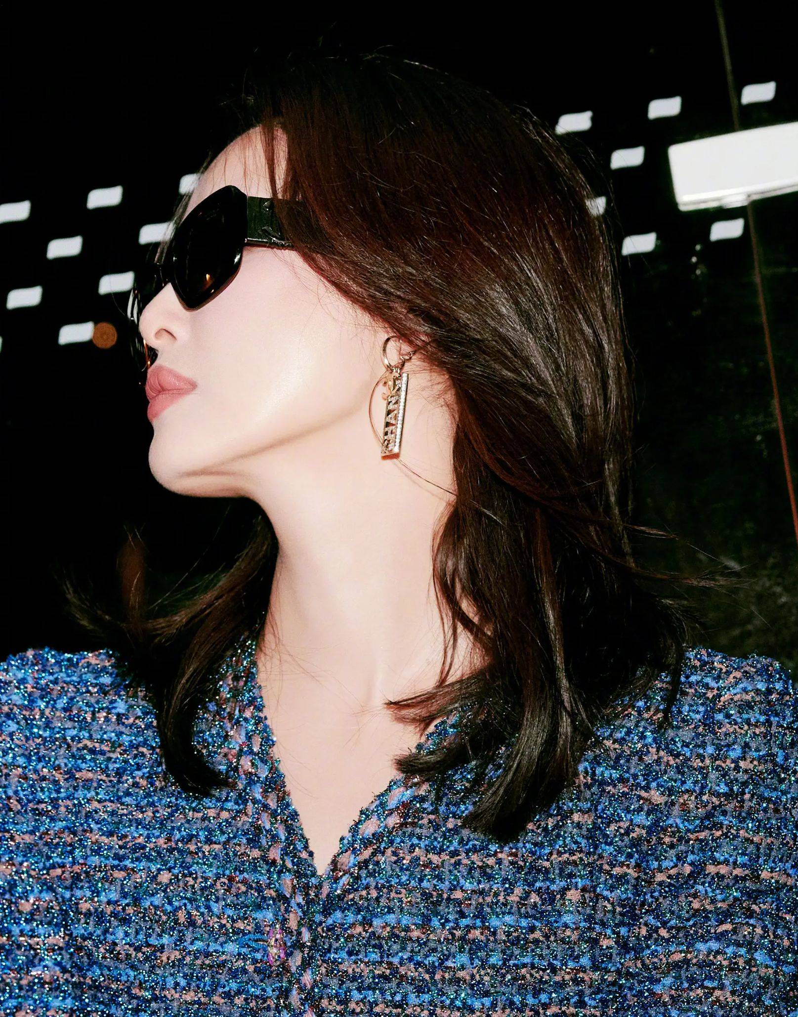 辛芷蕾身穿蓝色高定套装 玩转法式格调优雅高级_时尚_魅力_眼神