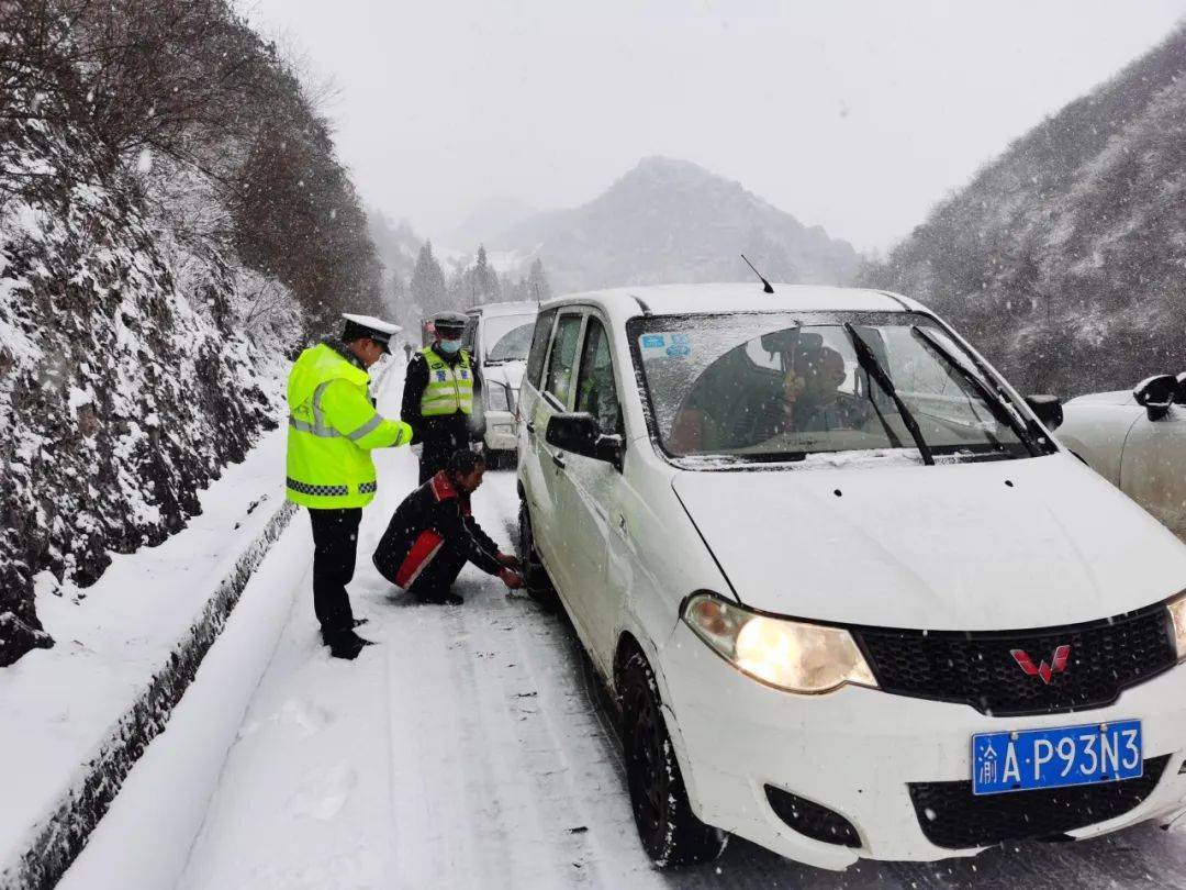 督促車輛加掛防滑鏈,做到平安守護見警察,見警車,見警燈