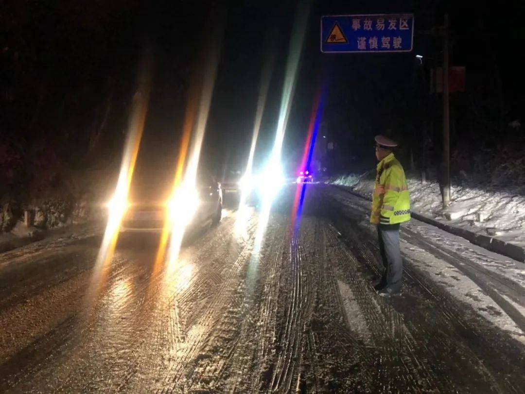 以雪為令 利川公安為群眾平安出行保駕護航_車輛_路段