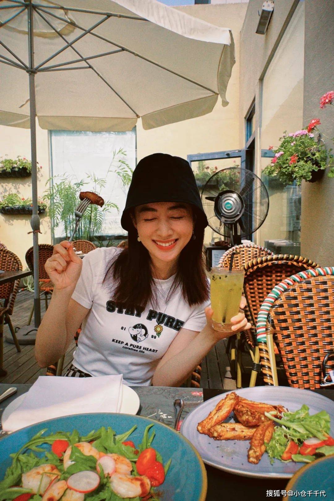 郭若天长相甜美,气质高雅,在主播台前端庄大气,播报风格亲切自然.