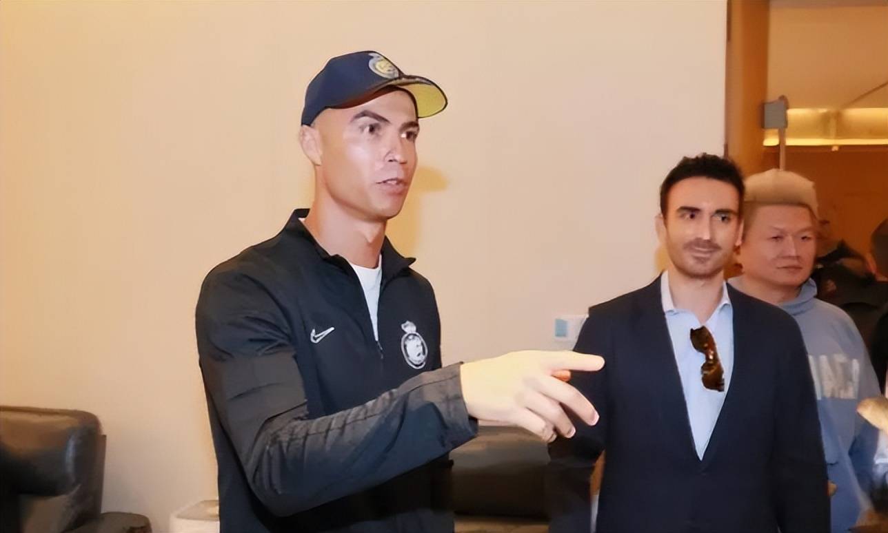 c罗中国行,鹿晗粉丝现身接机,见证"足球与音乐"的梦幻联动