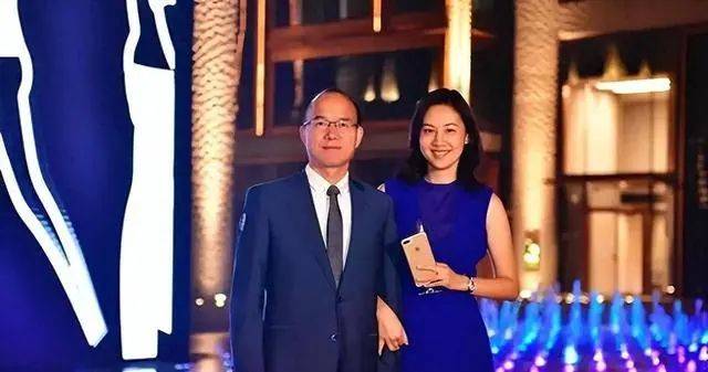 她被称为最优雅主持人,嫁给上海首富生3个孩子,如今52岁人生赢家