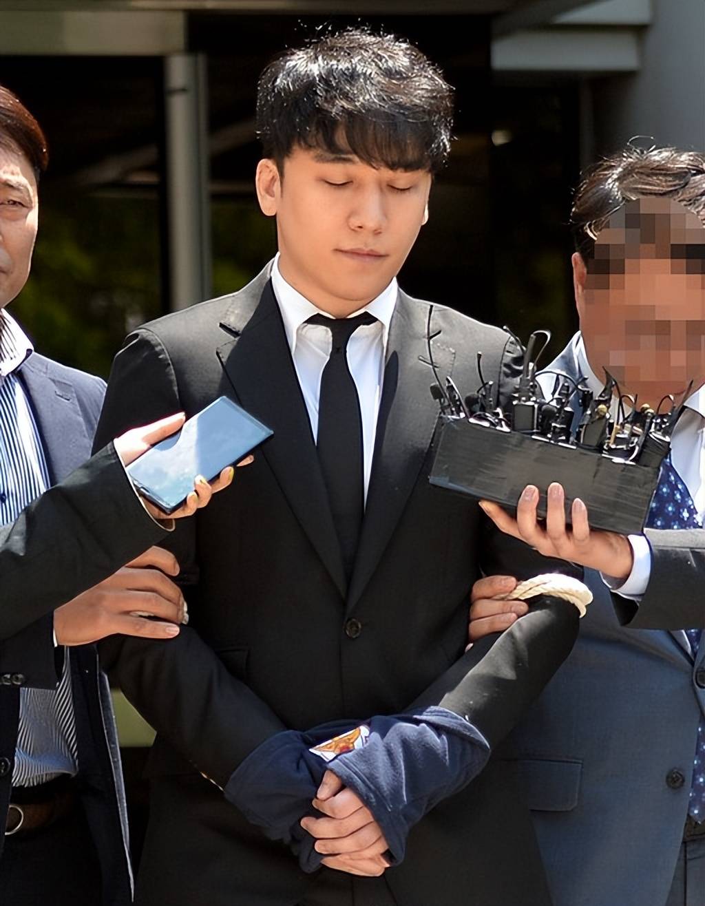 前bigbang成员李胜利现身友人婚礼,身材发福面相变化大_网友_新娘