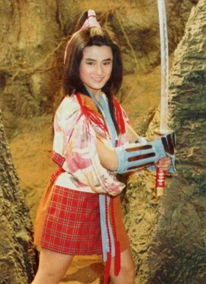 她本身就非常喜欢戏剧和表演,加上与生俱来的天赋,她很快就打下了扎实