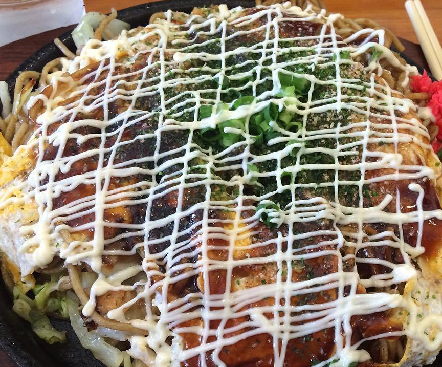 肉片,鱼类和贝类等材料加在煎好的面糊上的一道铁板烧料理