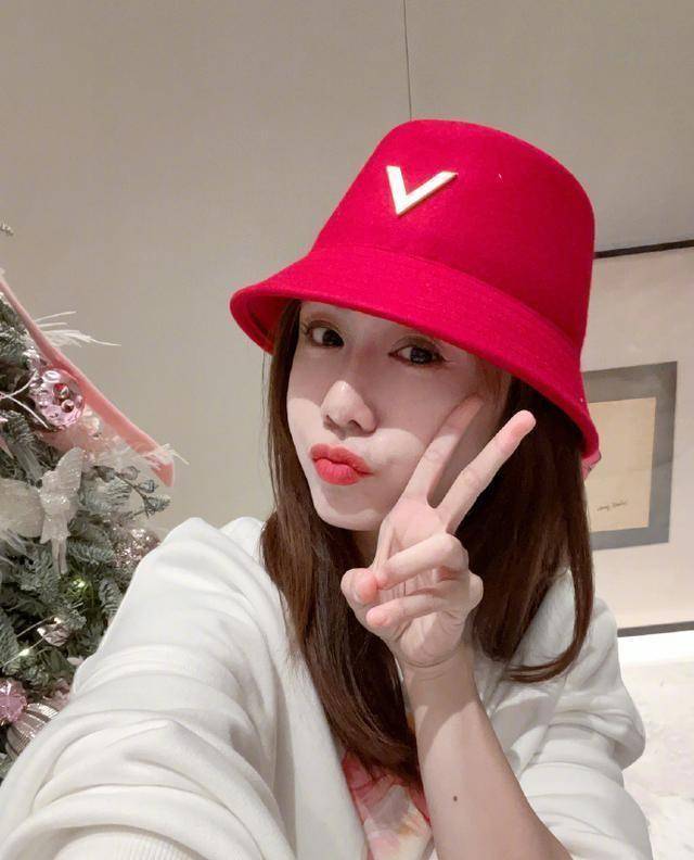 郑钧老婆41岁生日,陈乔恩霍思燕等到场庆祝,姐姐们同框超养眼_刘芸