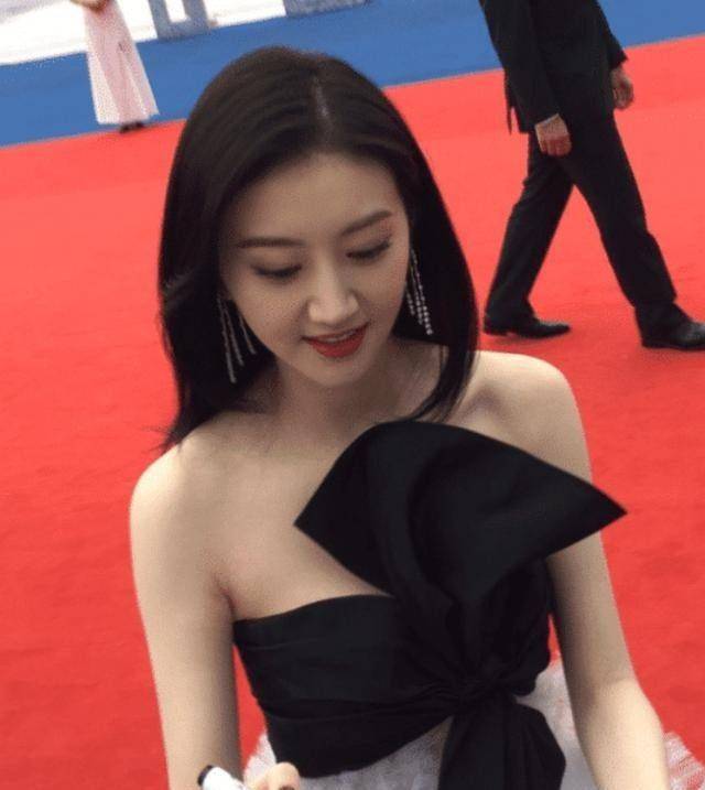 路人镜头下的景甜真实面貌,关掉美颜后惊艳全场!_电影_影帝_美女