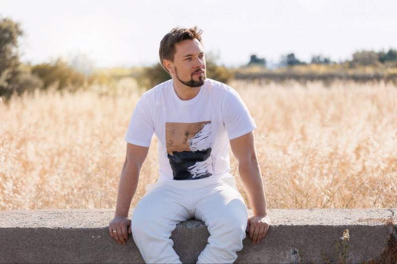 游戏音乐艺术家thefatrat与歌手laura brehm联手演绎《sail away》