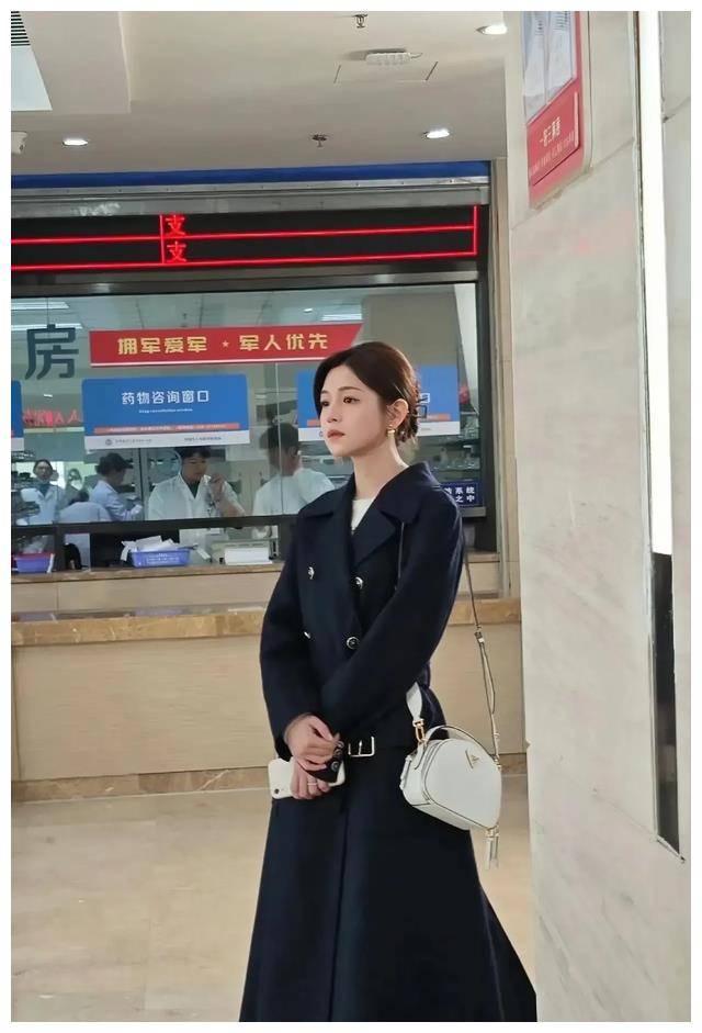 40岁陈妍希引热议!气质出众皮肤白皙,状态宛若18岁,陈晓好福气
