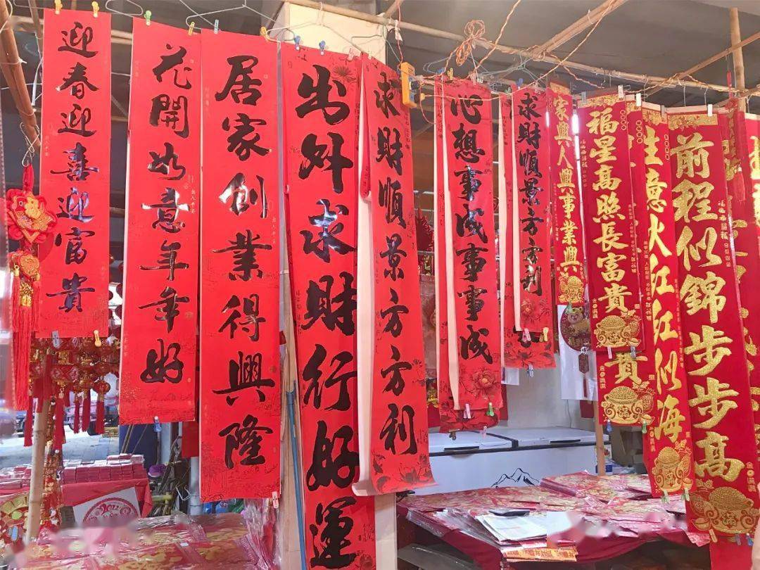 大红灯笼也是过年传统里的"年红"元素之一,灯笼象征着人丁兴旺,日子