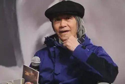 经纪人陈震宇在社交平台更新动态,分享一张周星驰的近照,透露在演员