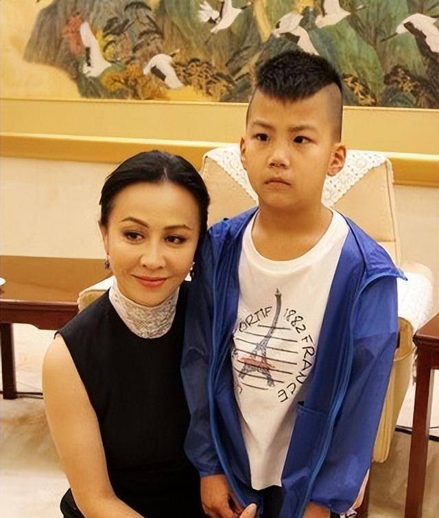 58岁刘嘉玲与胡军儿子再合照!