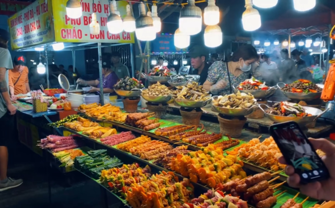揭秘越南的夜市生活,当有美女问你要吃"生菜"吗?你该怎么办?_游客_女