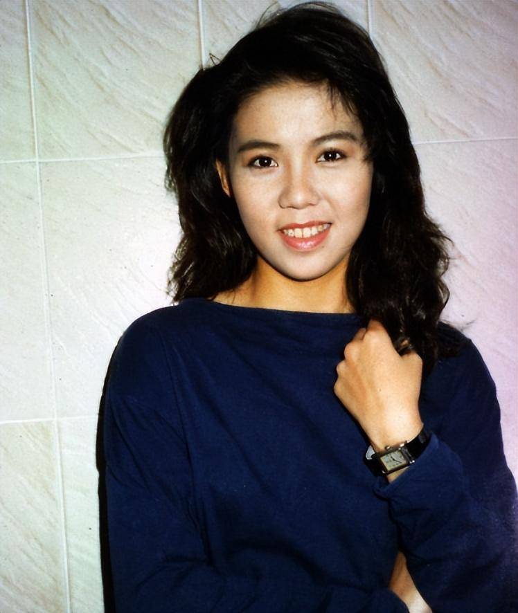 清純,聲音甜美,17歲進入演藝圈,1985年參加健美小姐獲得亞軍後加入tvb