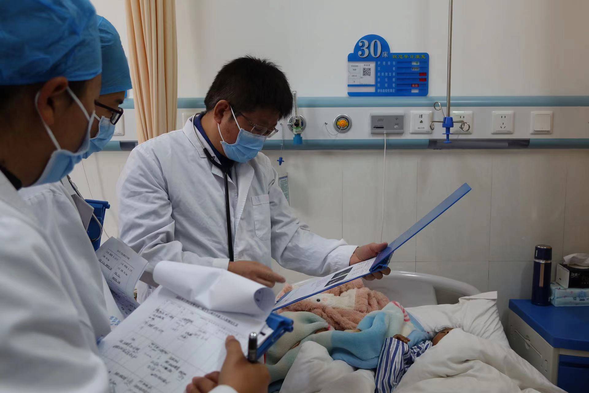 带领中山医院的医护人员来到丽江开展心·肝宝贝的公益的医疗救助活动