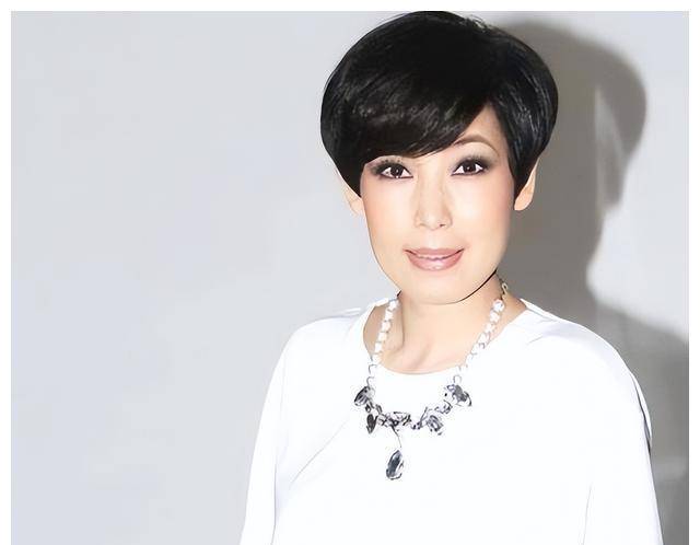 在她的节目中,黎芷珊曾采访过她的初恋梁家辉.