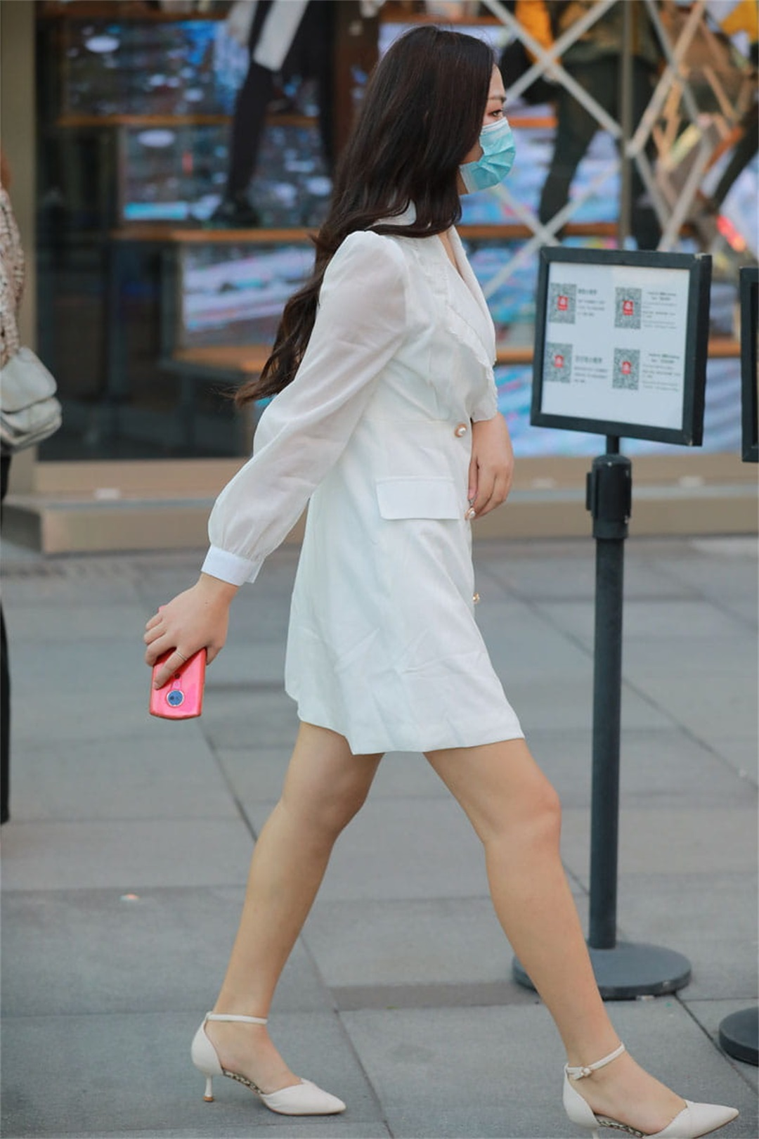 白衣飘飘配上高跟鞋,瞧这魔鬼身材的辣妈御姐风范儿!