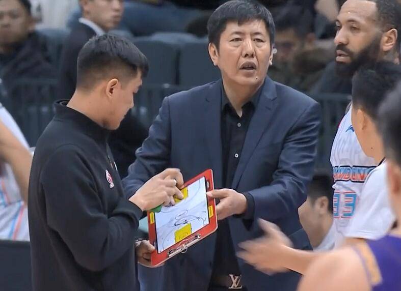 阿曼德连续重大失误,丁伟末节瞎指挥成转折_吉伦沃特_新疆_cba
