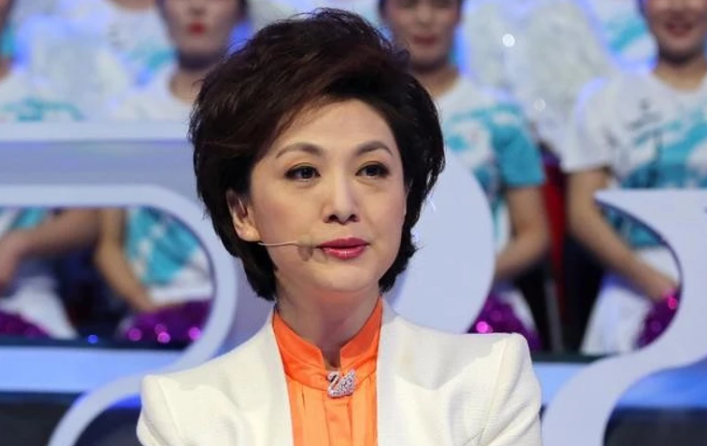 央视主持人海霞,老公是清华教授,女儿颜值比妈还高