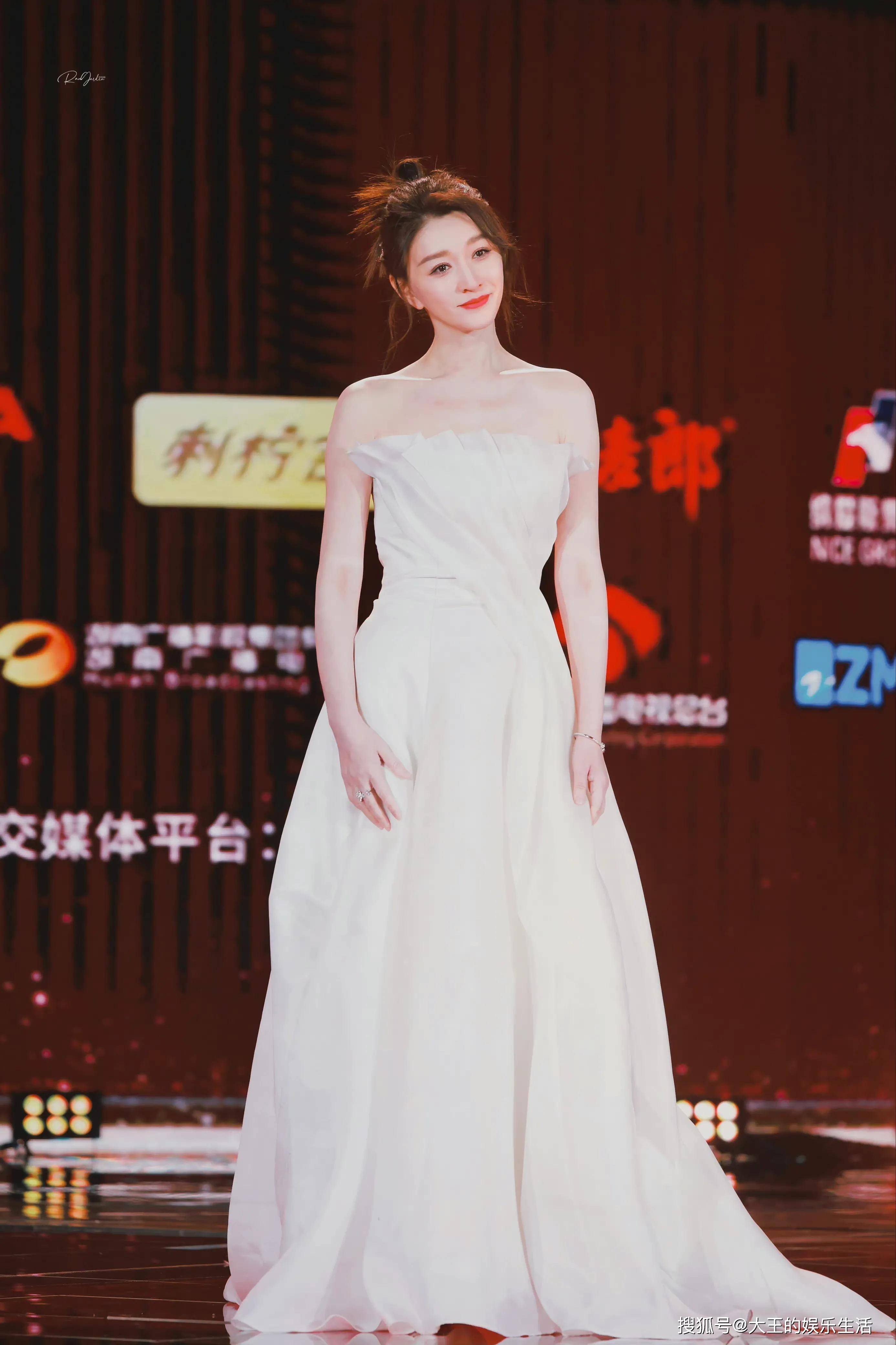 李小冉性感松弛,杨紫逆袭,刘亦菲景甜贵气满分_造型_礼服_古力娜扎