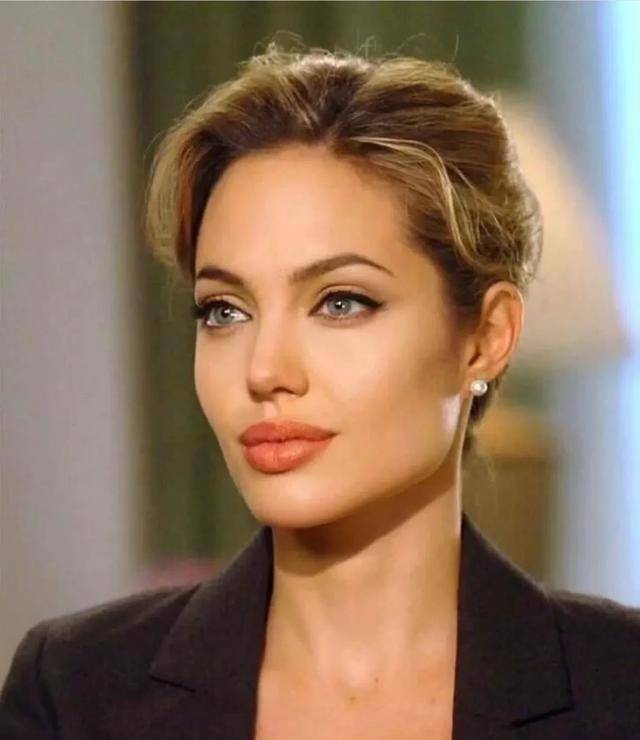 安吉丽娜朱莉1975年6月4日出生于洛杉矶,演员乔恩沃伊特的女儿.