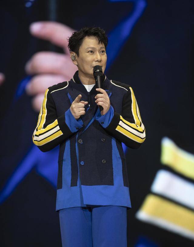 张信哲新加坡开唱,即兴演绎限定版《别让情两难》赠歌迷_演唱会_音乐