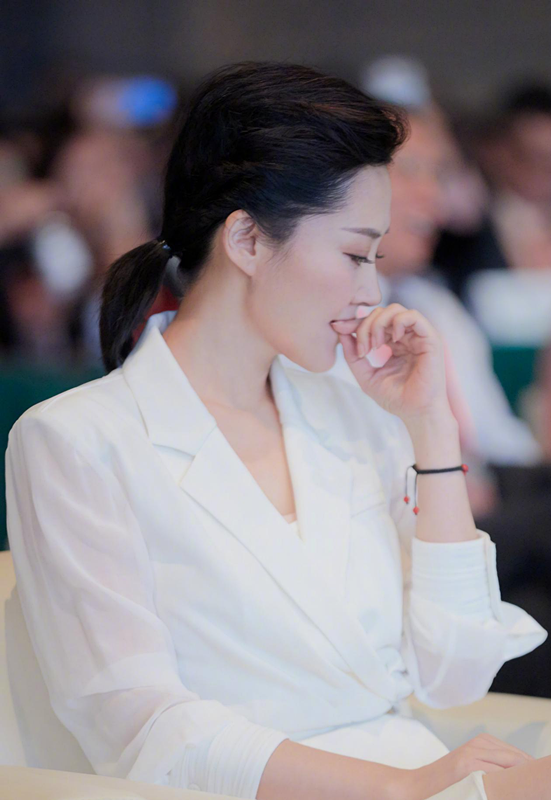 许晴和冯小刚合体照罕见流出,穿蕾丝衫配阔腿裤,冯小刚一脸得意_时尚