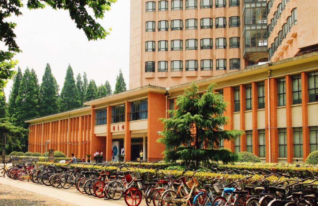 1947年的第8名是国立中山大学,如今的中山大学,在2021与2023软科排名