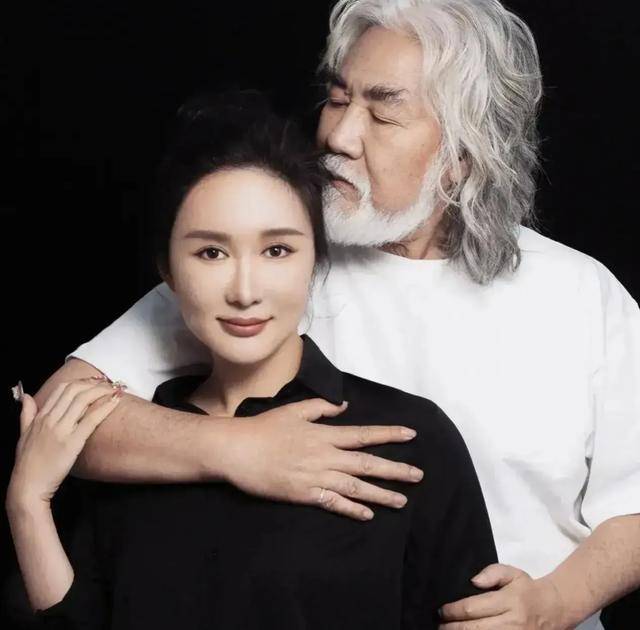 张纪中与妻子合影引发热议_张智正_张智钟_照片