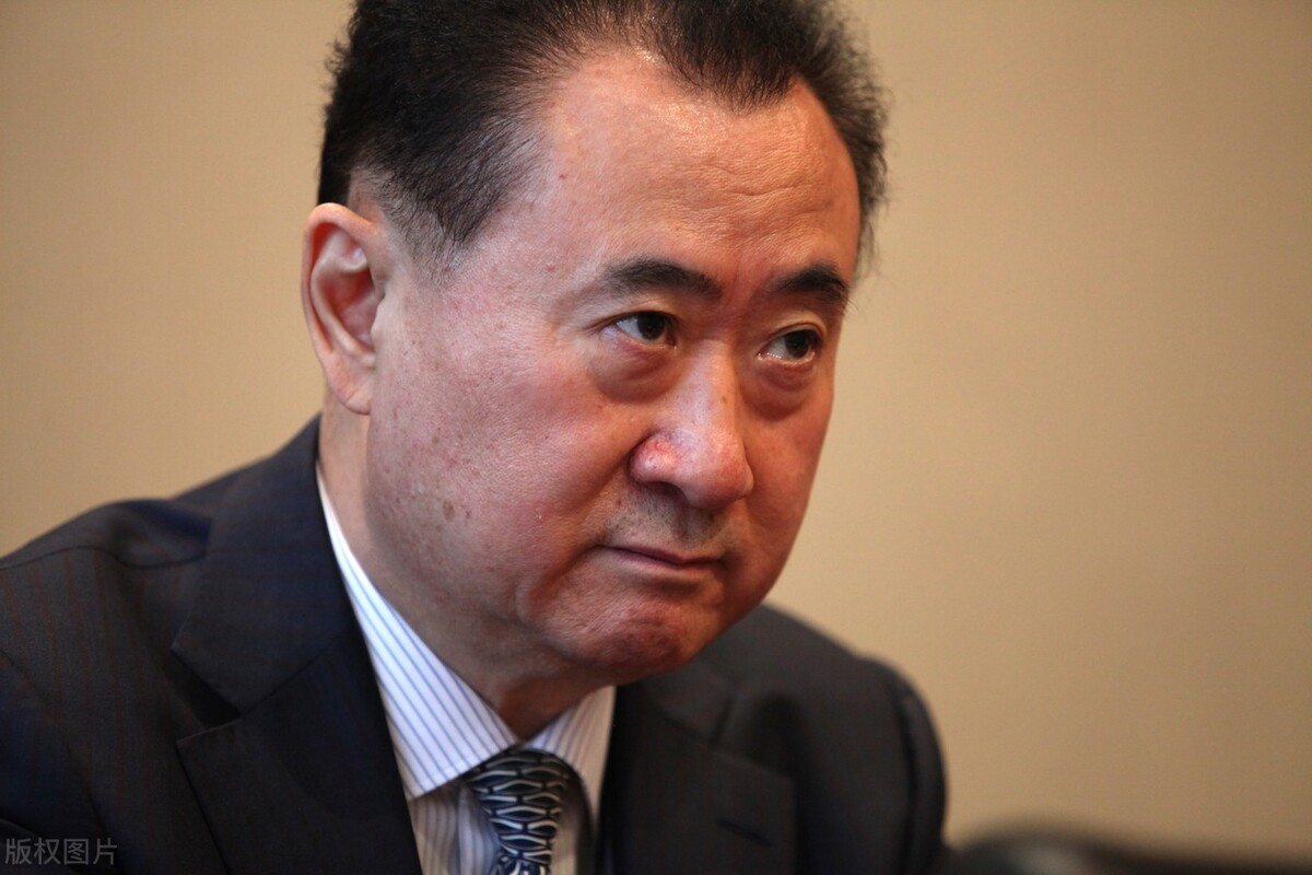 王健林低调参加年会,不再唱歌,网友纷纷猜测原因_万达_转型_员工