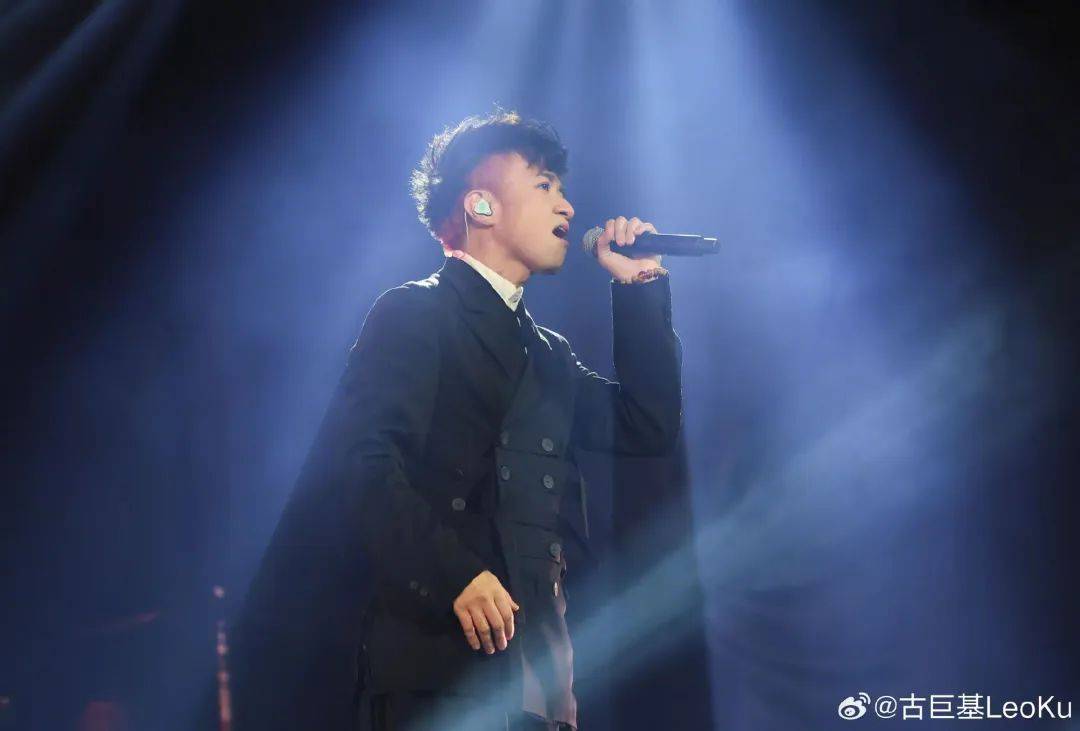 1993年,古巨基由艺人身份签约成为歌手后,陈韵晴便是其贴身助手,最终