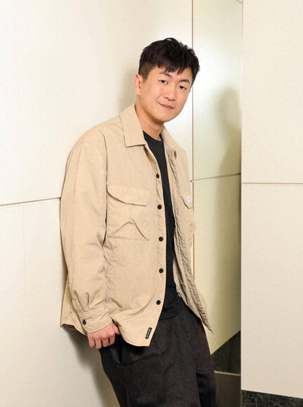 37岁tvb男星自曝仍靠母亲接济入行18年历尽辛酸曾被人扔剧本_马贯东