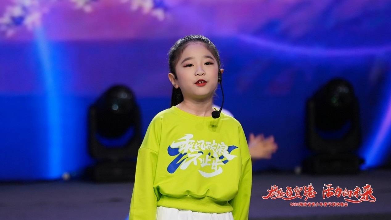 海南少儿春晚璀璨夜,8岁童星刘怡然深情演绎中英文单曲《grandma》