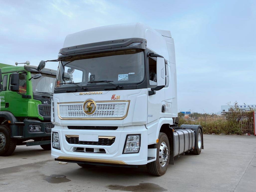 在2023年年中,陕汽重卡隆重推出了"骁骧骐骥"四大平台,全系搭配康明斯