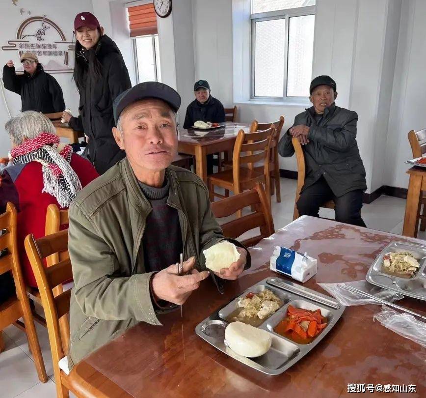 深懷愛老之情,踐行為老之事,大學生們將親手製作的大餑餑送到暖心食堂