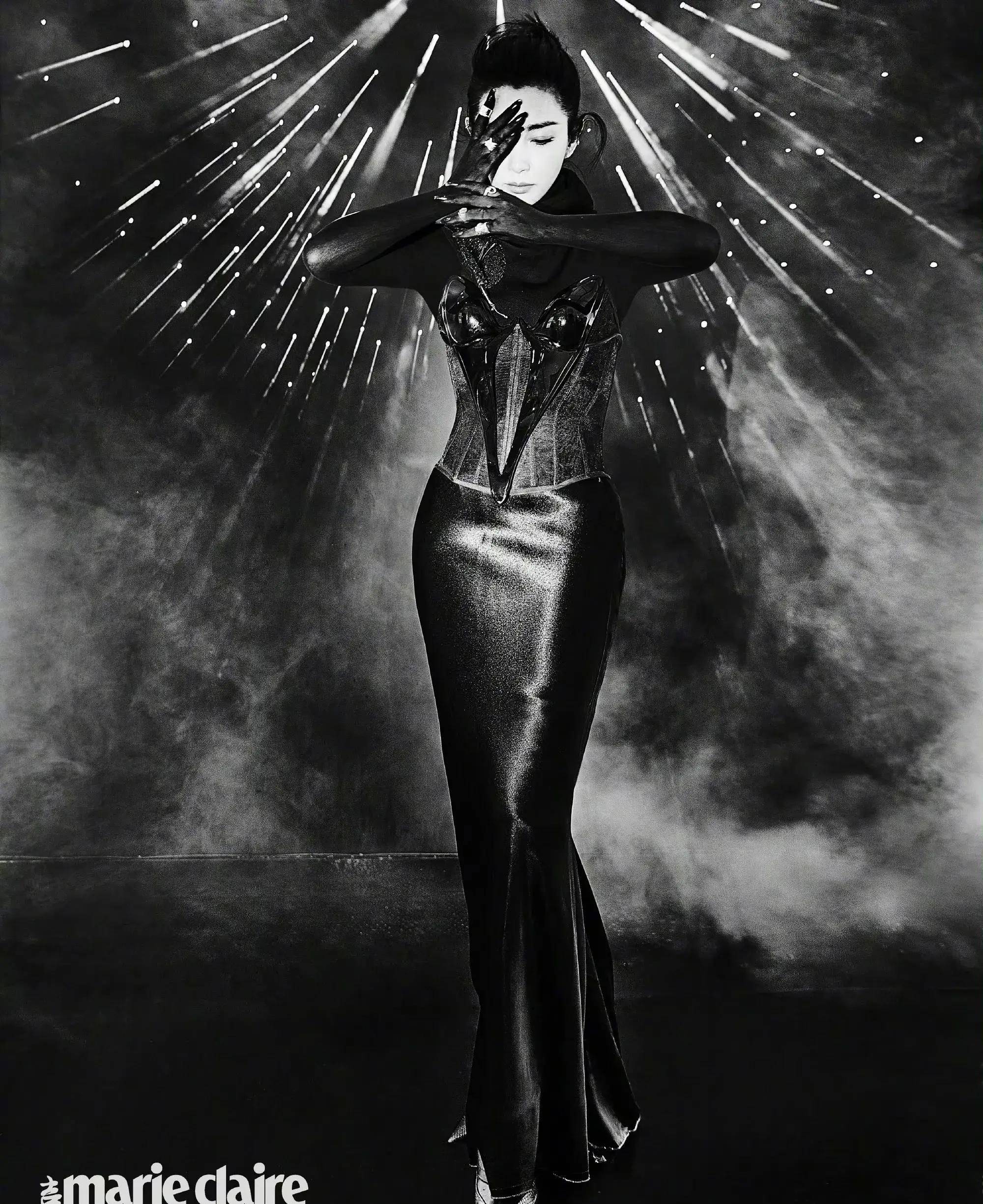 李冰冰嘉人二月刊封面 大花的气场果然无人能敌!_玫瑰_黑色_白色