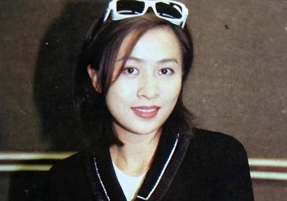 34年前,究竟是谁绑架刘嘉玲,还拍下照片的?