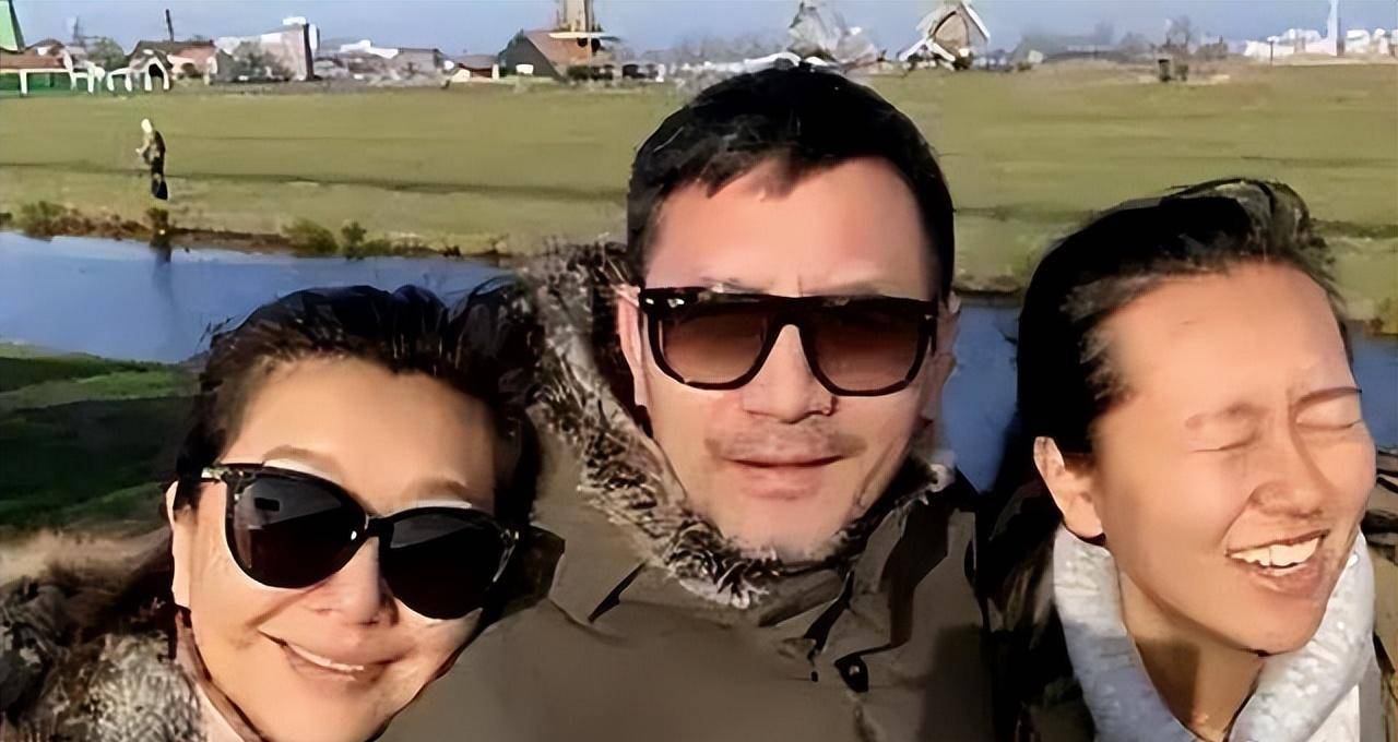 53岁田小洁露面!头发花白,老了好多,陪妻子江珊的女儿逛街!