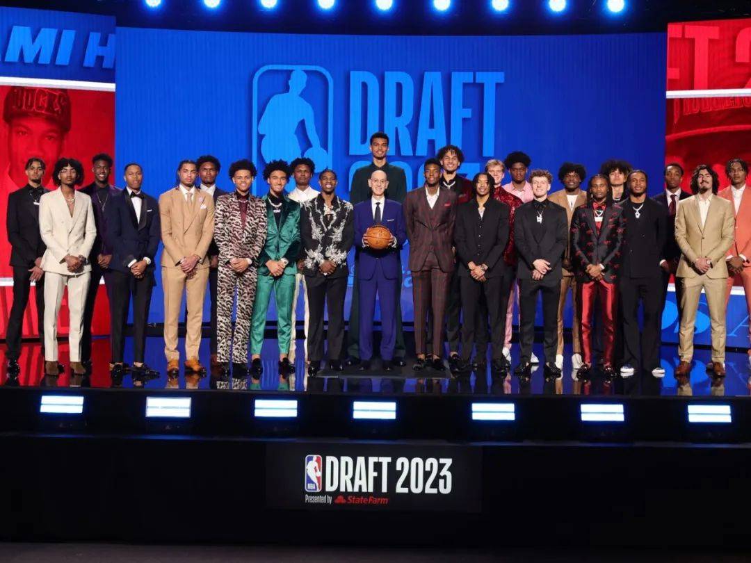 nba最强超巨回来了._萧华_球迷_亚当