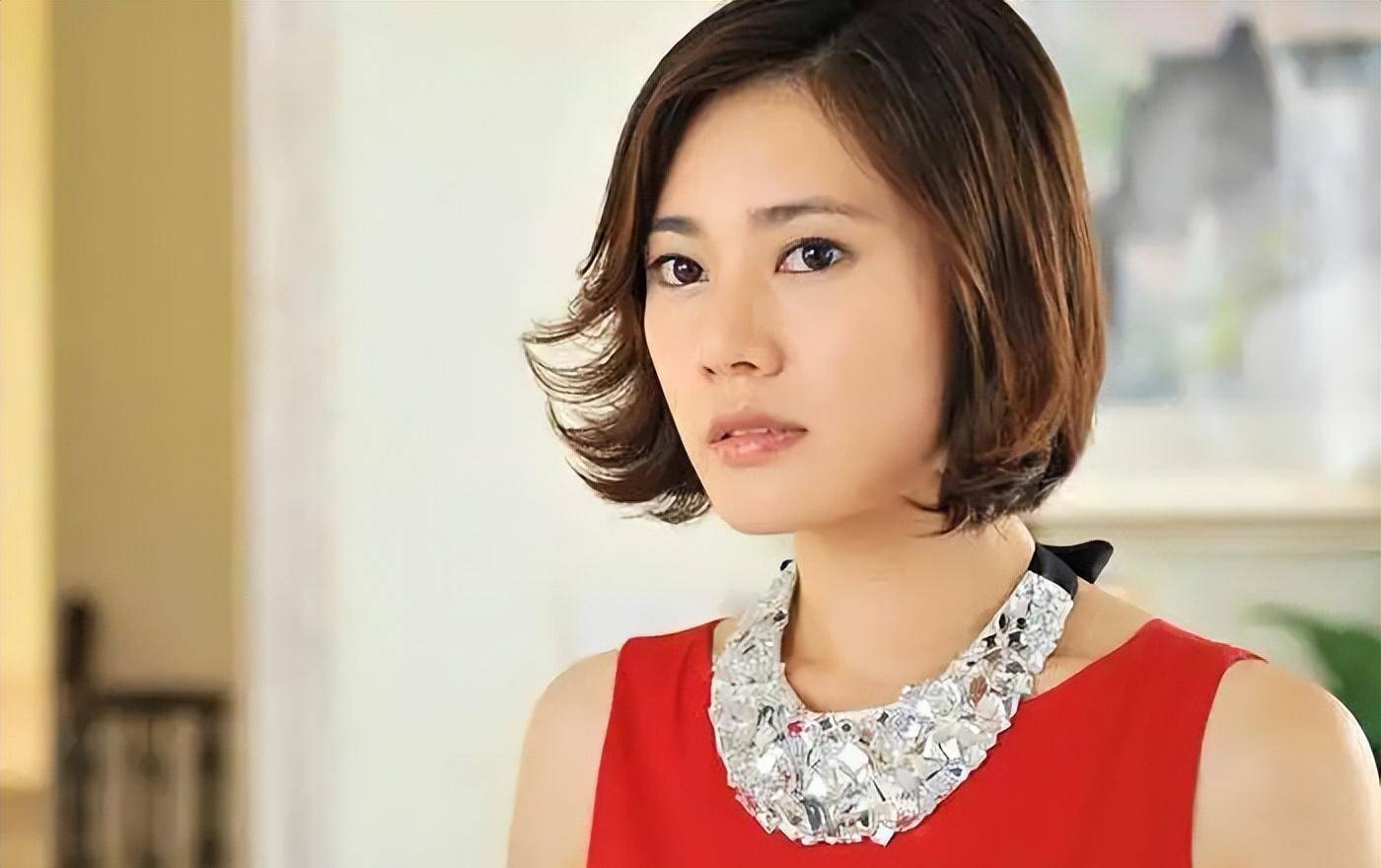 的秋瓷炫是金色时代的女强人,那么感情路上她又是一个完美女友的模板
