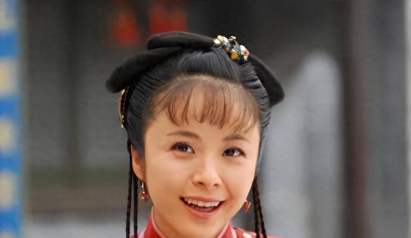 随后,杨若兮的生活发生了新的转折,与剧组男主角连奕名之间的关系变得