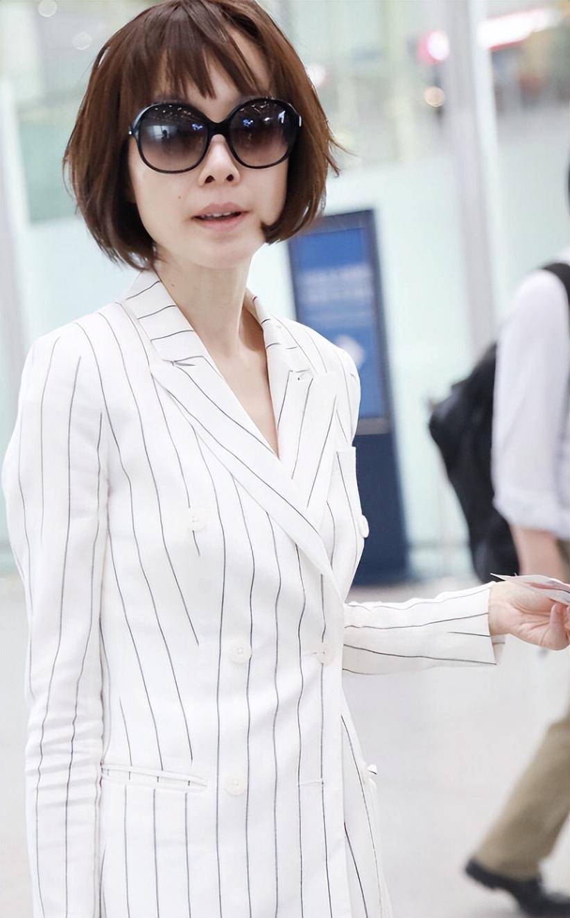 "鲁豫,跷二郎腿,握手学者,为何在53岁时招致众人反感?