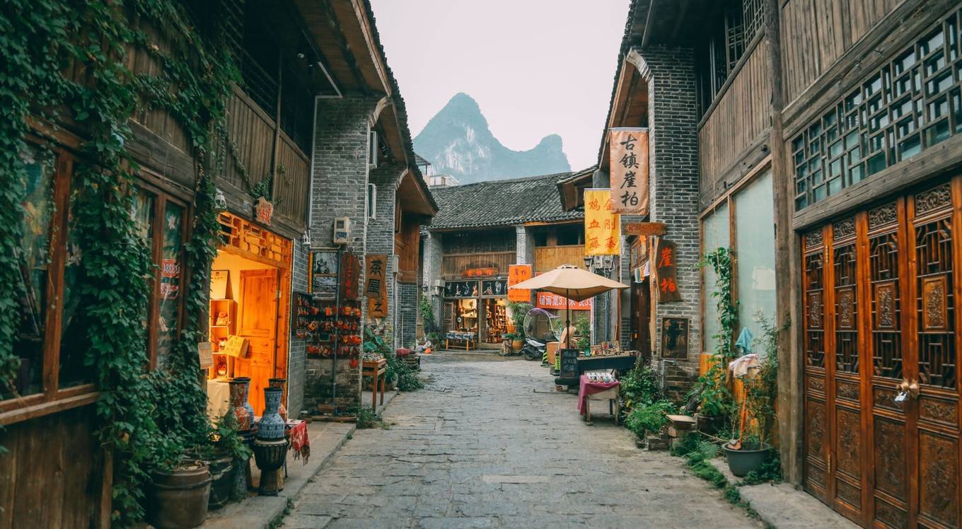 主要游览景点包括兴坪古镇,黄布滩,九马画山;叠彩山第一天游览桂林