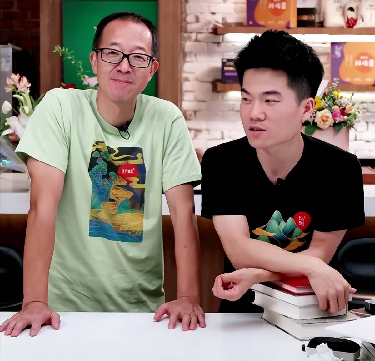 先是王海打假东方甄选,后有与辉同行被质疑抄袭文案_杨藩_艺术_直播间